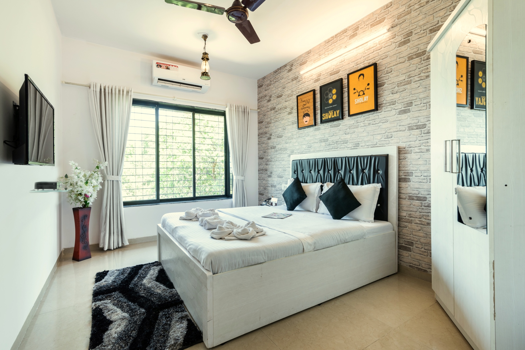 Homely 3 Bedroom Stay in Kandivali East