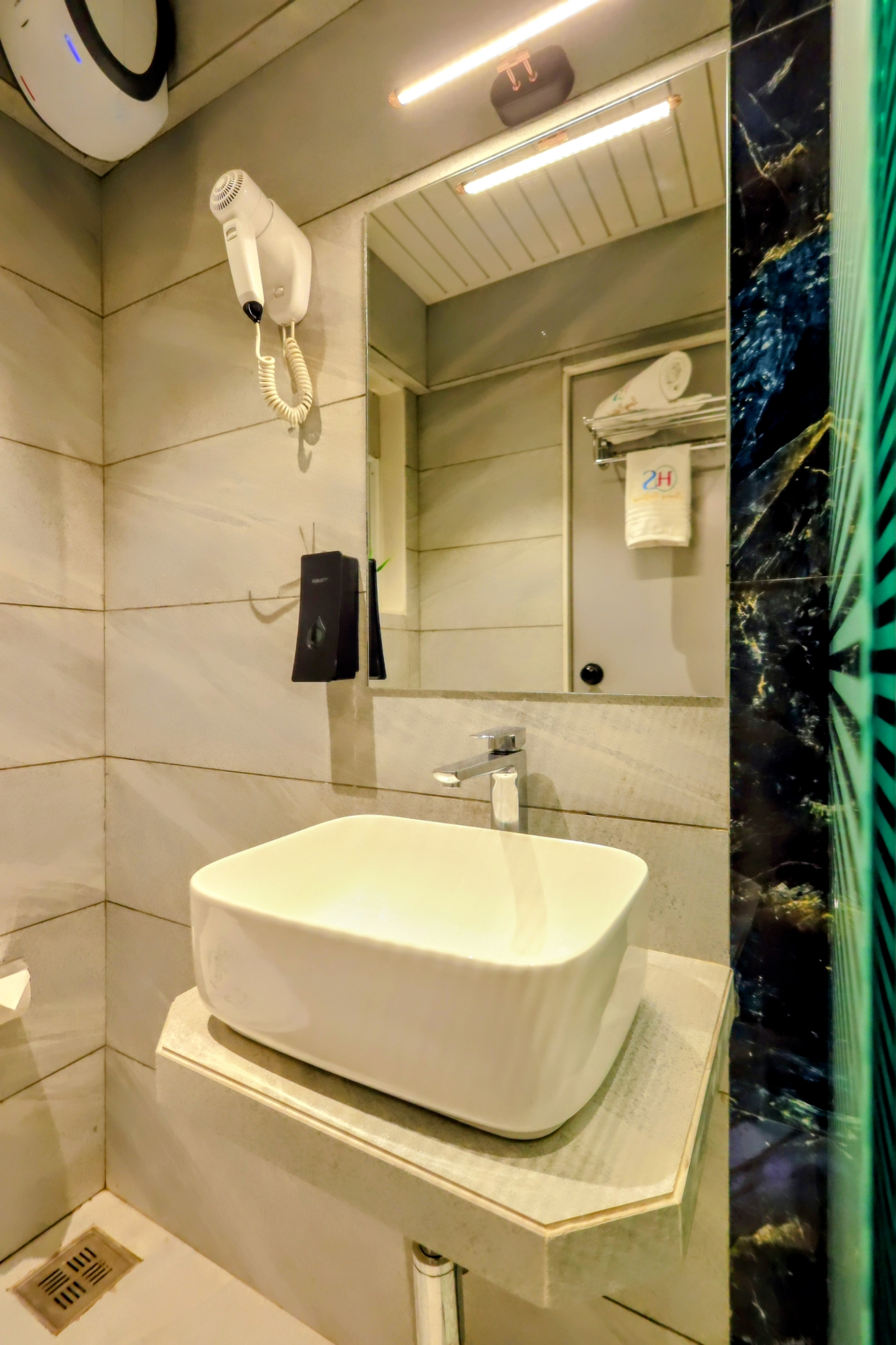 Premier 2 Bedroom Apartment in Andheri East