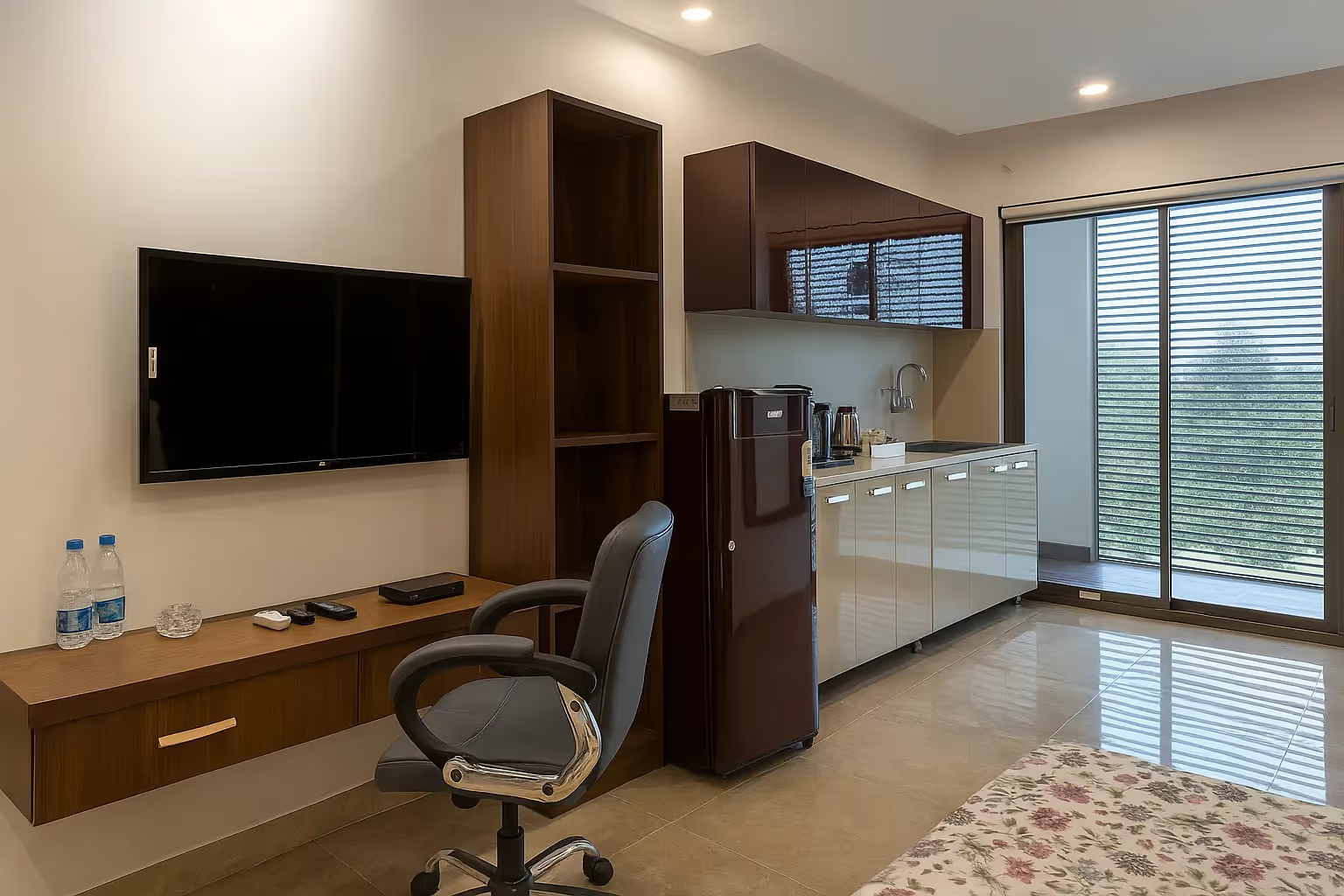 Spacious Studio Apartment in Sushant Lok 1