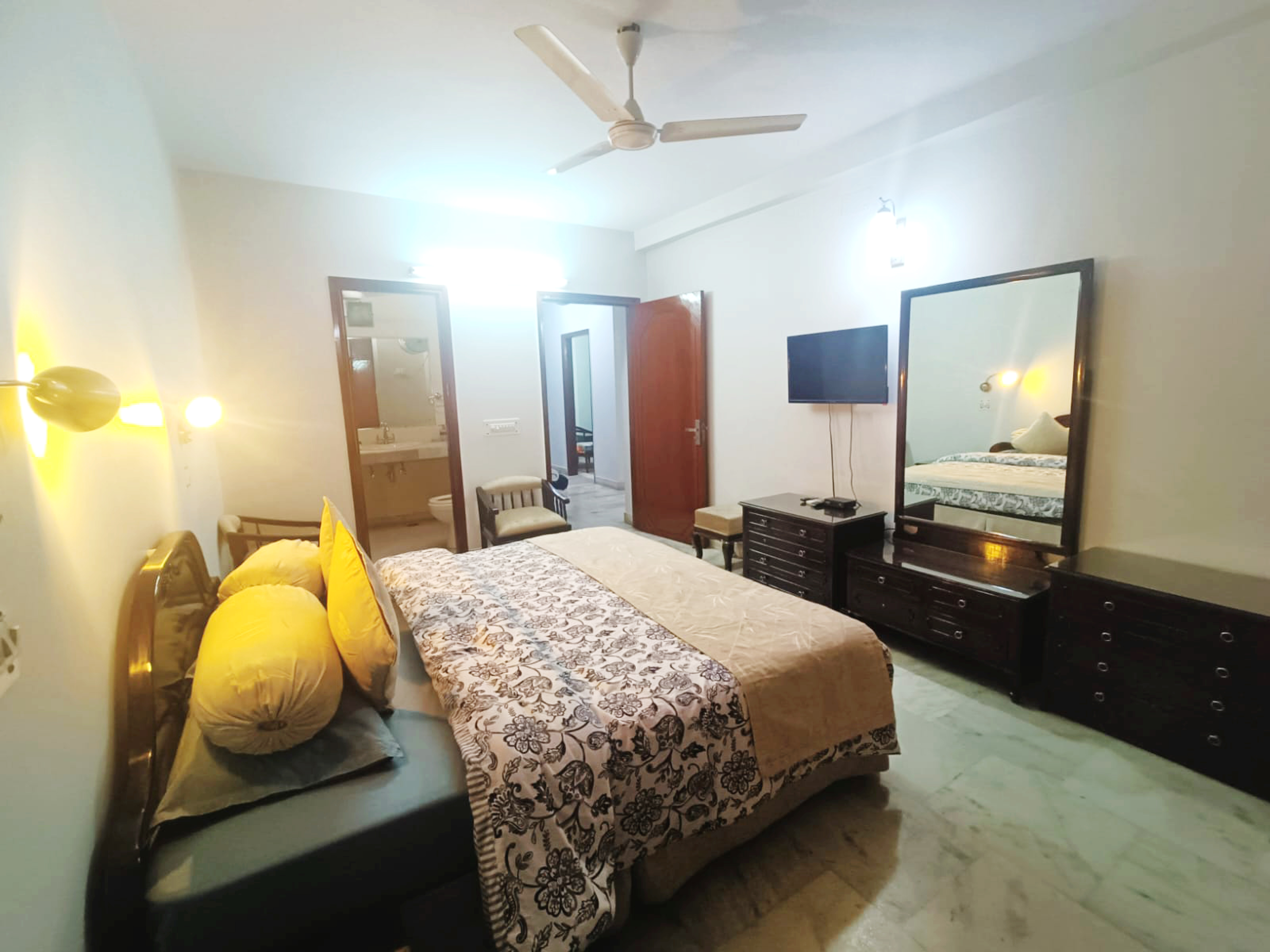 Refined 3 Bedroom Apartment in Greater Kailash