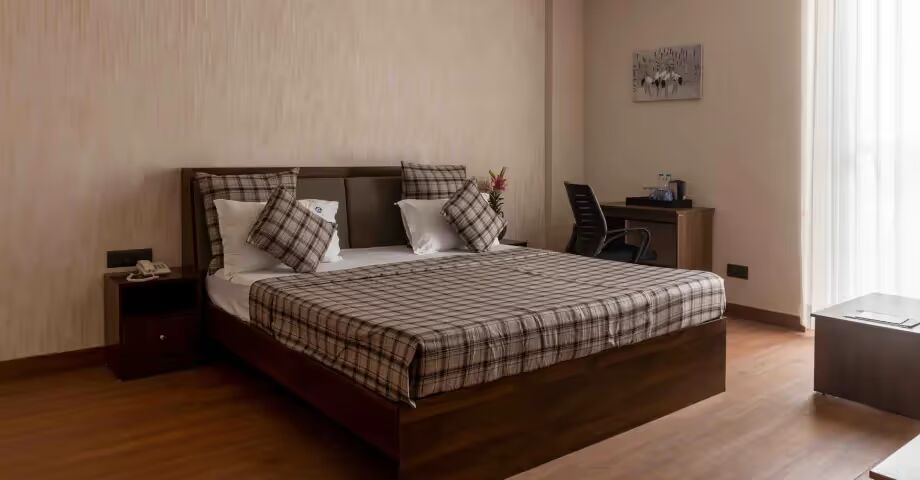 Spacious 4 Bedroom Apartment in Sushant Lok 2