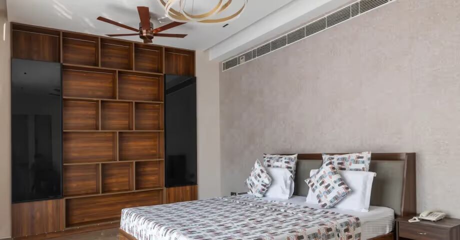 Spacious 4 Bedroom Apartment in Sushant Lok 2