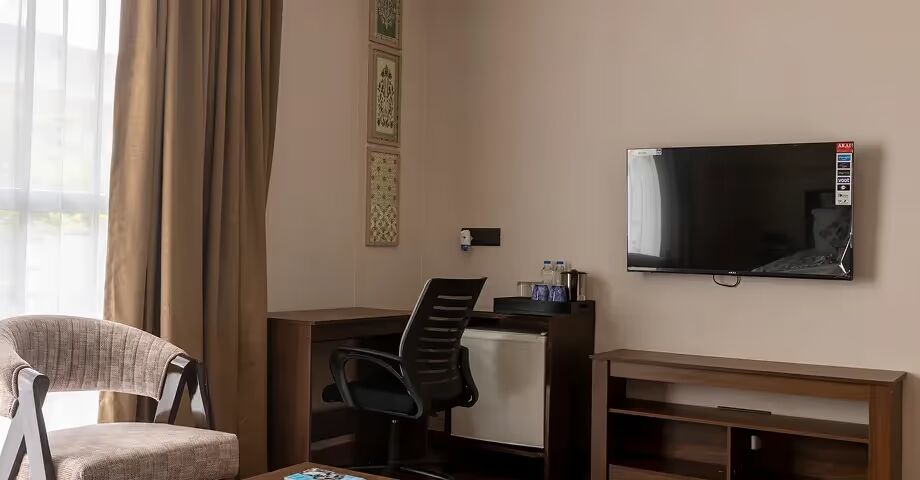 Spacious 4 Bedroom Apartment in Sushant Lok 2