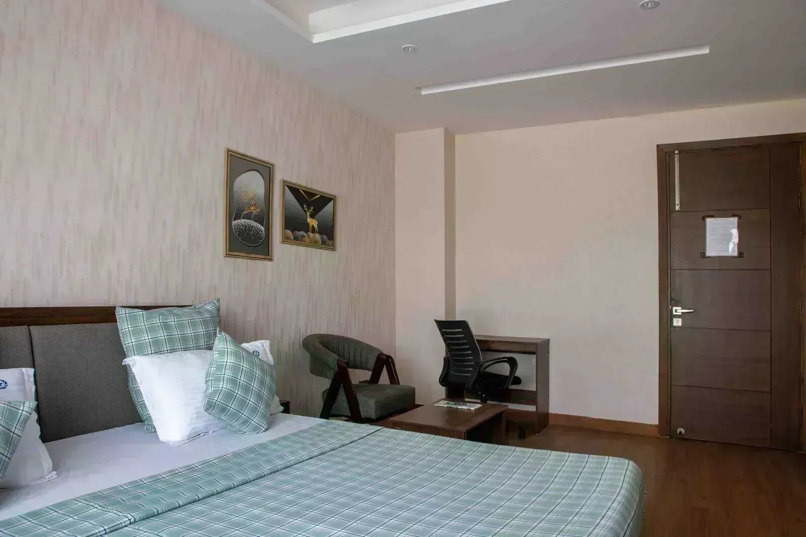 Spacious 4 Bedroom Apartment in Sushant Lok 2