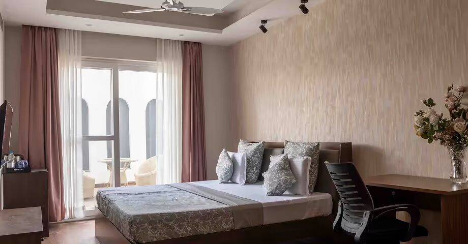 Spacious 4 Bedroom Apartment in Sushant Lok 2