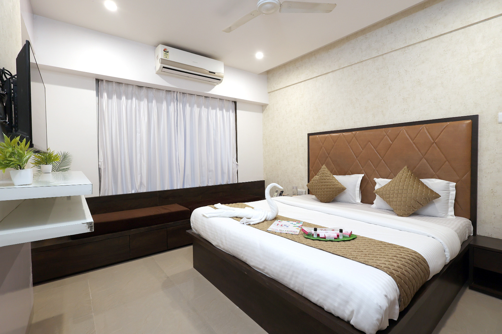 Deluxe 3 Bedroom Serviced Apartment near MIDC Andheri