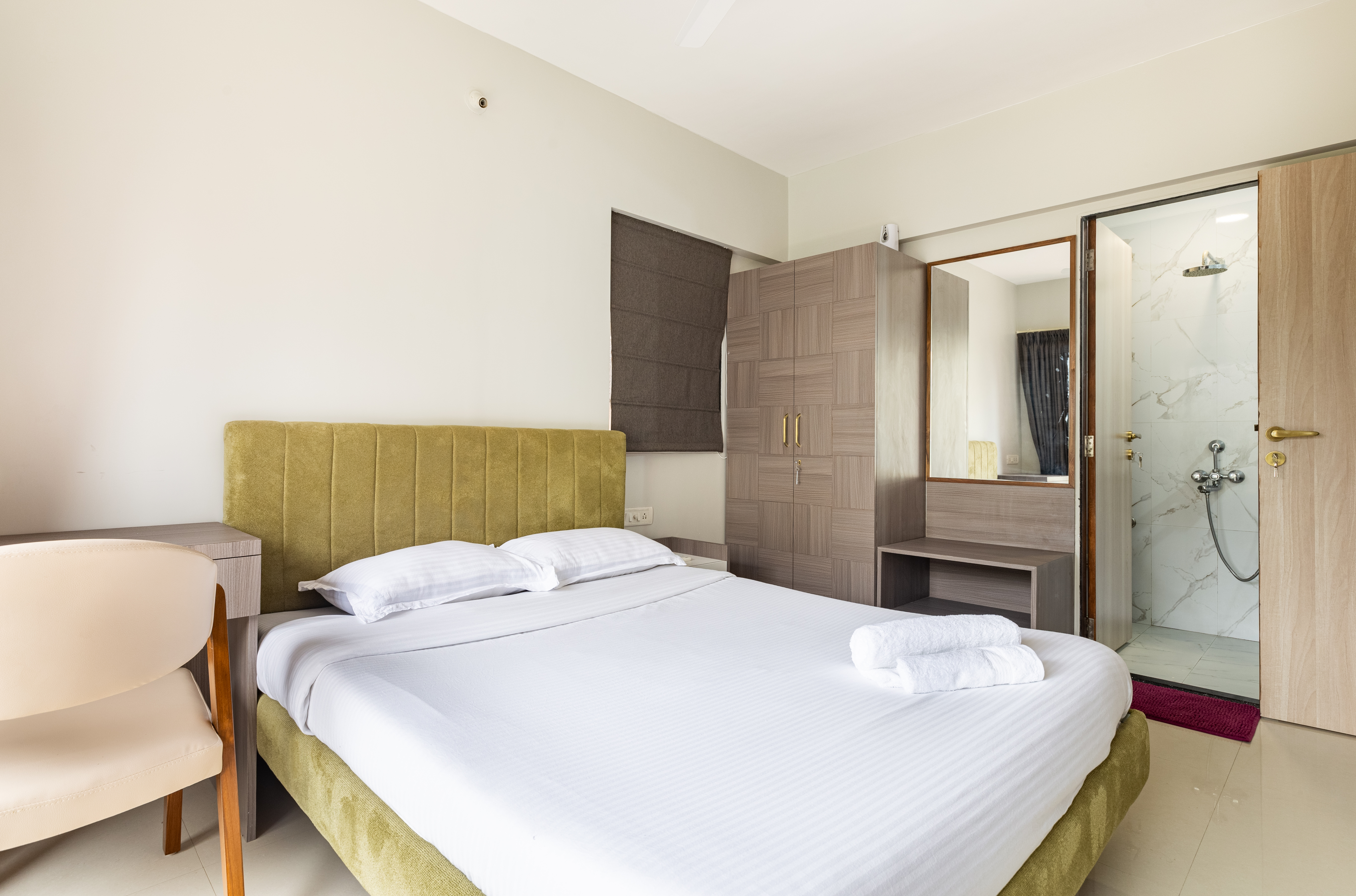 Refined 2 Bedroom Apartment near BKC