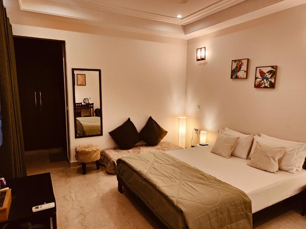 Opulent 1 Bedroom Apartment in Greater Kailash Two