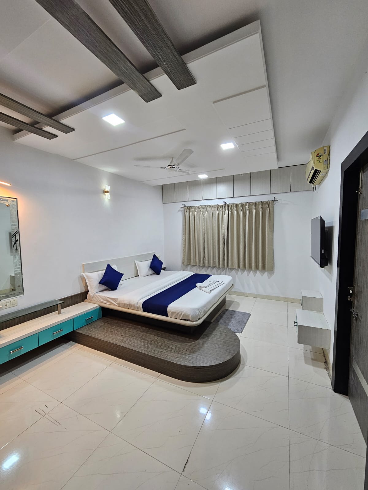 Entire 6 bedroom Apartment in Chichwad