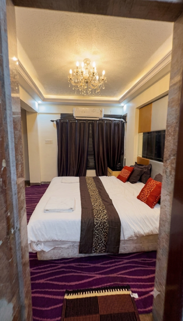 Vintage 4 Bedroom Villa in Versova