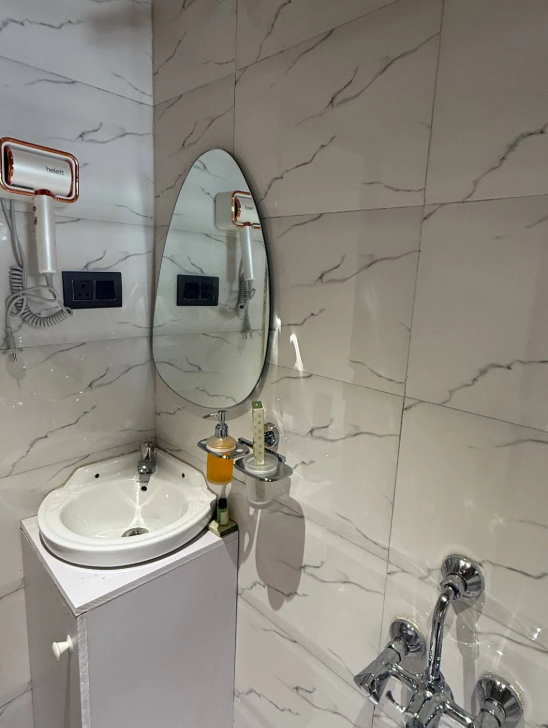 Urban 2 Bedroom Apartment with Easy Airport Access