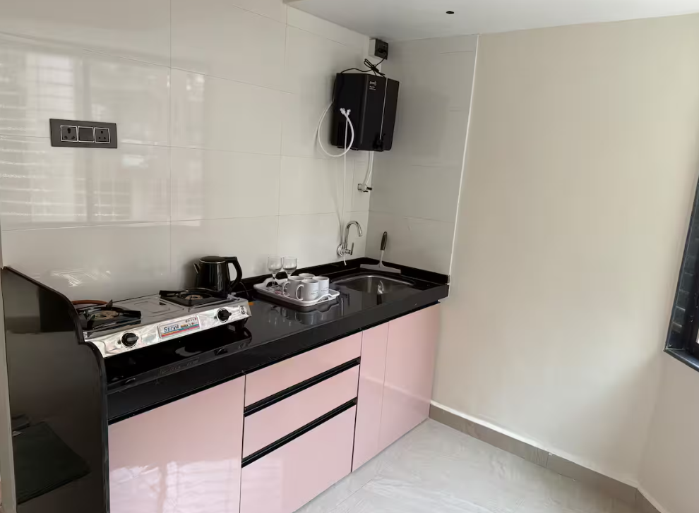 Urban 2 Bedroom Apartment with Easy Airport Access
