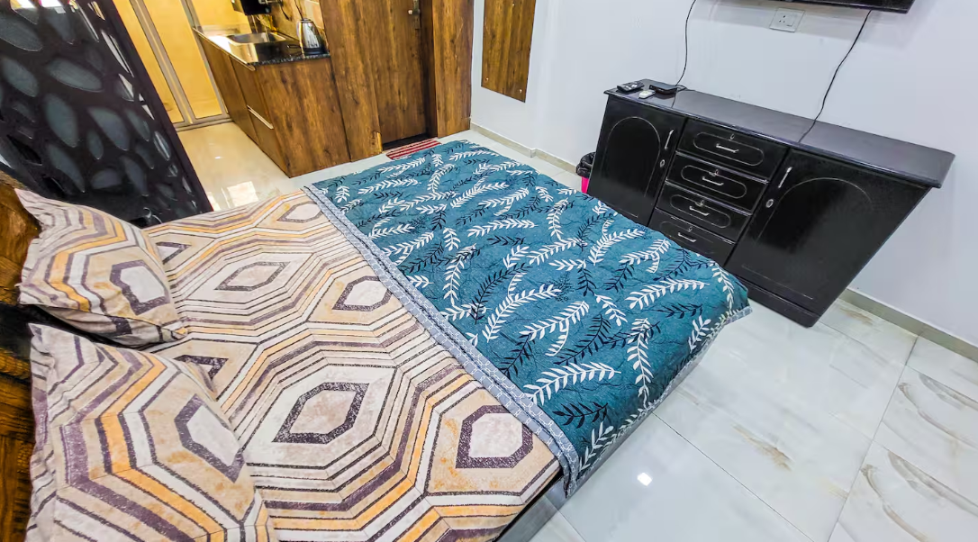 Homely Studio Apartment in Karampura