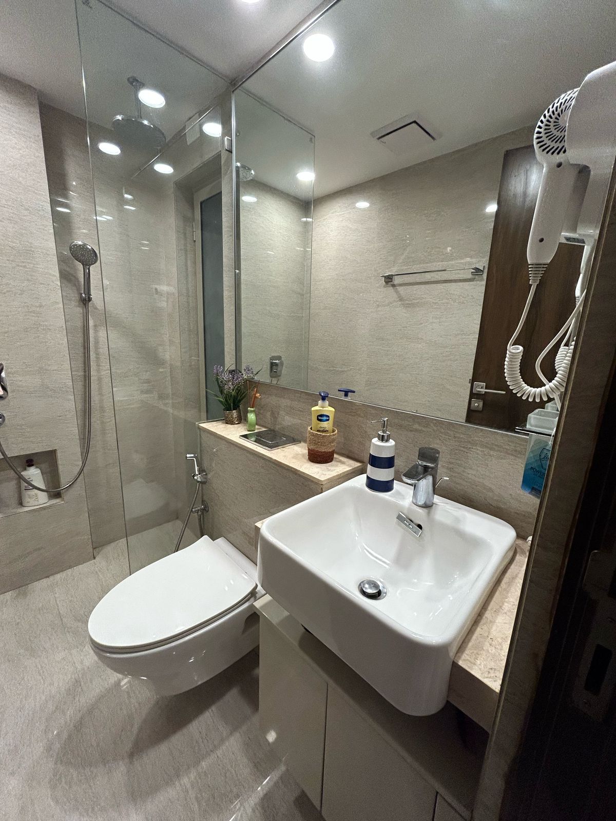 Contemporary 1 Bedroom Apartment in Powai