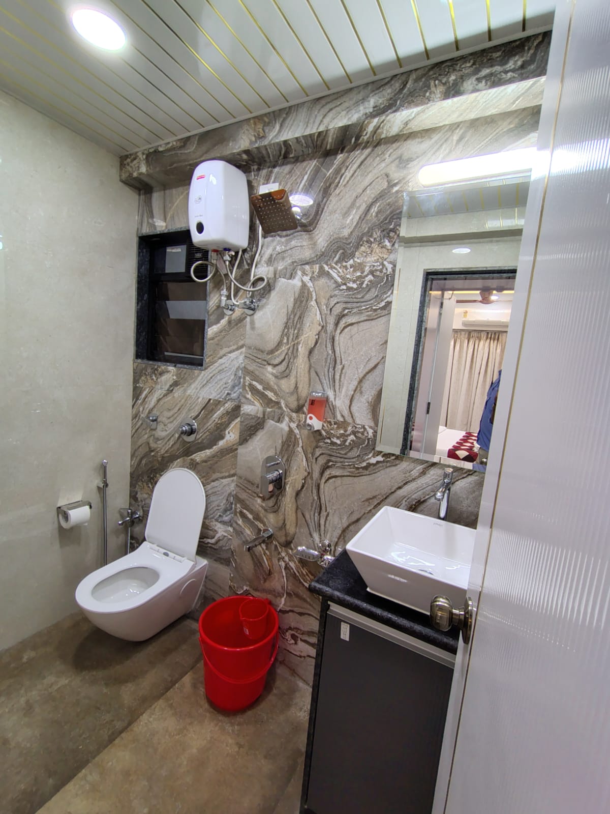 Modern 2 Bedroom Apartment with Balcony