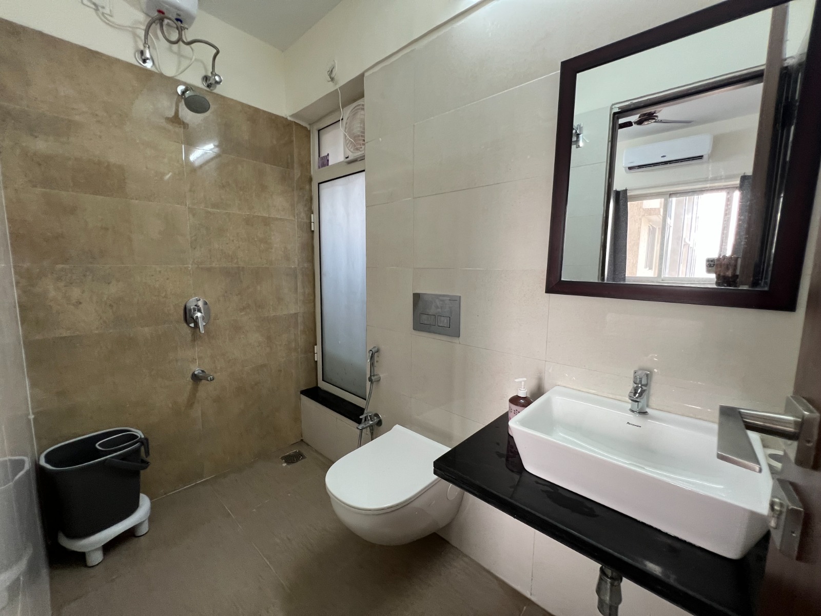 Comfortable 2 Bedroom Apartment in Malad East