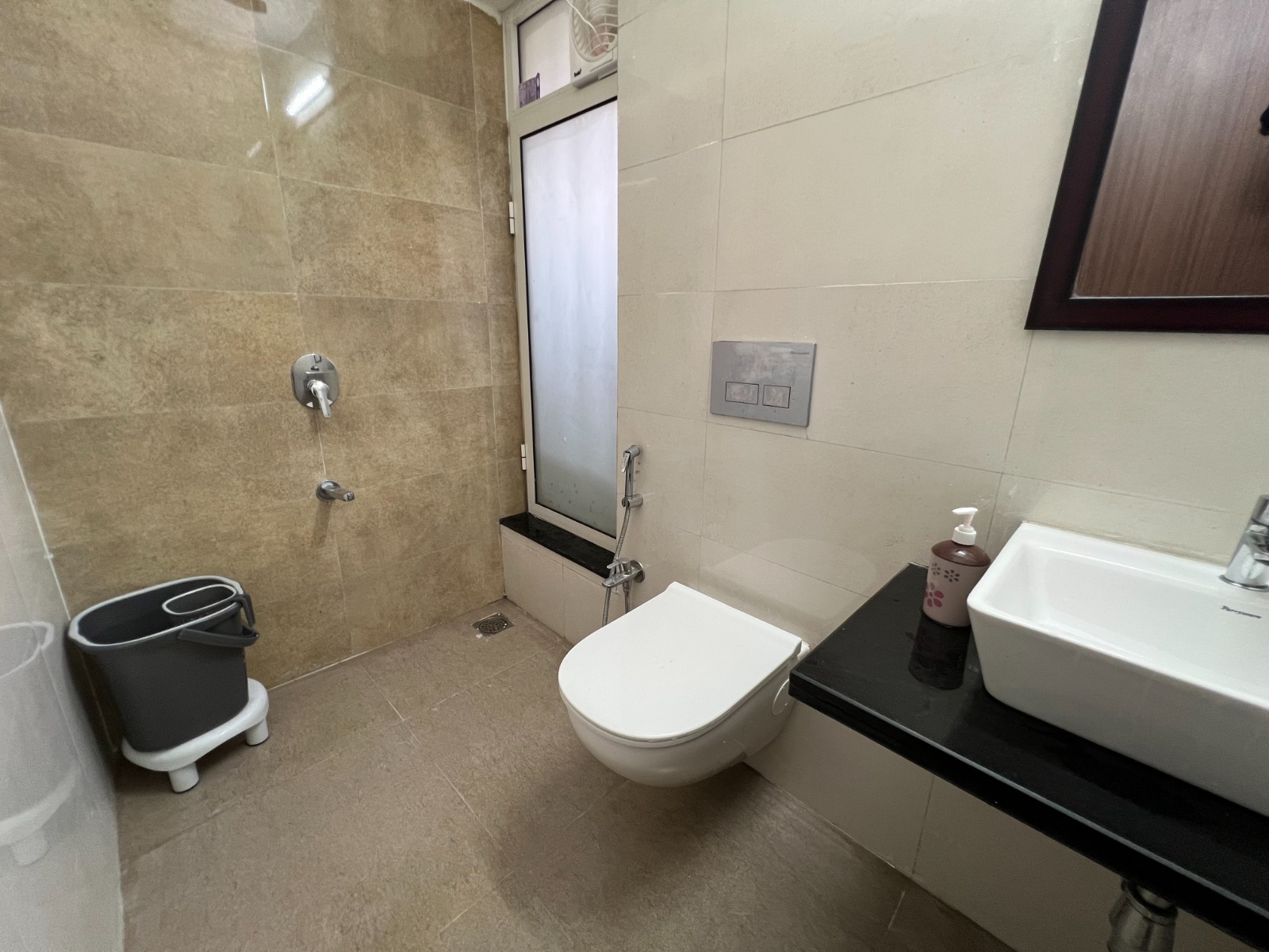 Comfortable 2 Bedroom Apartment in Malad East