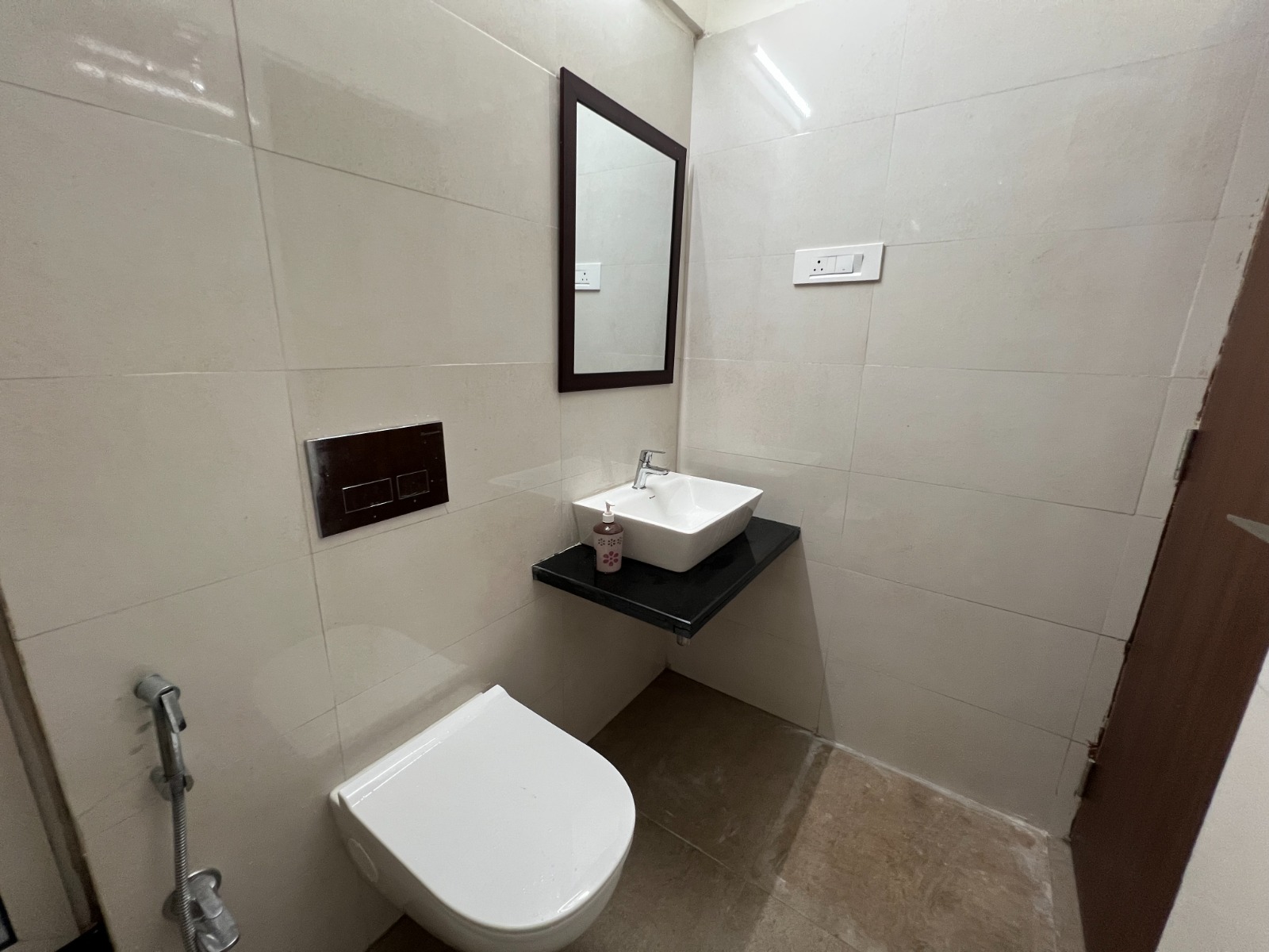 Comfortable 2 Bedroom Apartment in Malad East