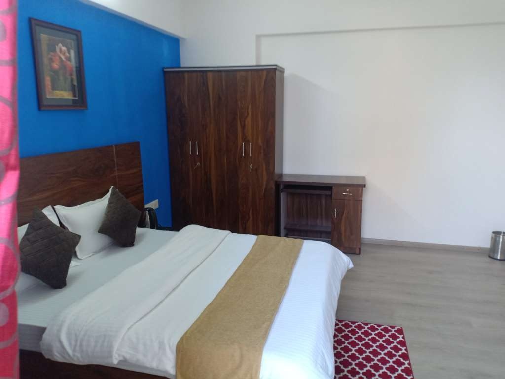 3 BHK Serviced Apartment in Airoli