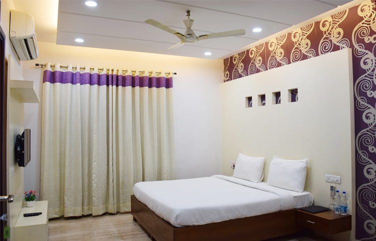 Chic 3 Bedroom Apartment near Medanta Hospital
